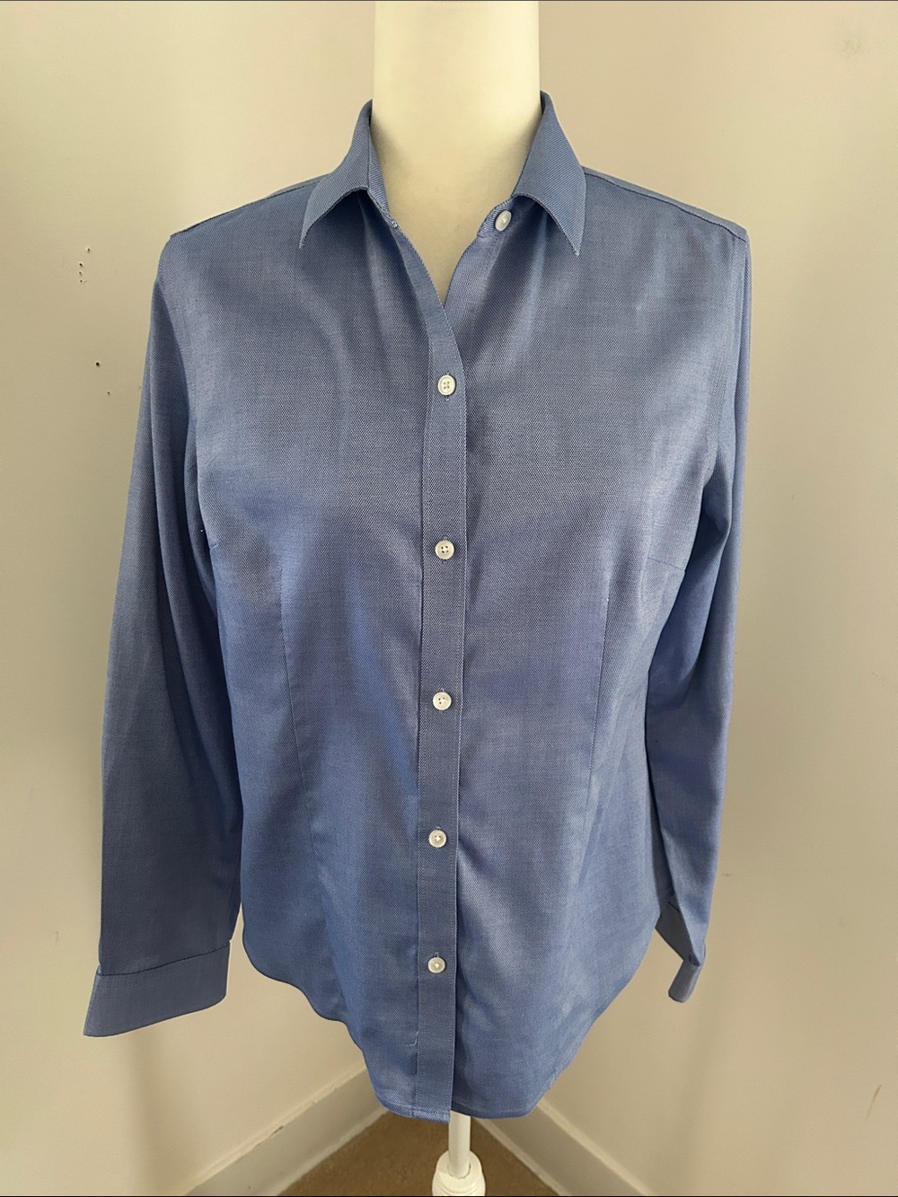 Jones New York Light Blue Tailored Button-Up Shirt sz M